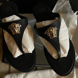 ⭐️Authentic⭐️ Versace Alia Medusa Rubber Thong sandal